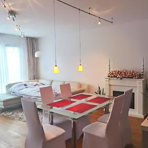 Modernes Studio-apartment Nahe Zentrum Mit Garagenplatz Apartment